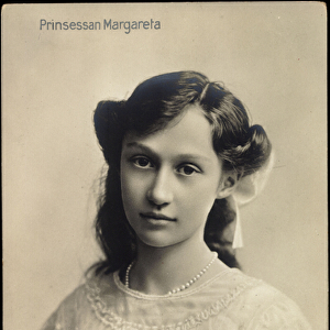 Ak portrait of Princess Margareta after marriage, beads, ribbons in hair (b / w photo)