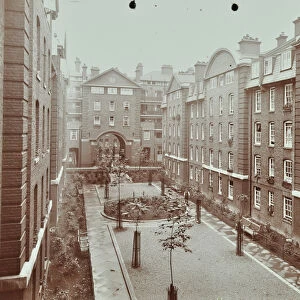 Bourne Estate: formal courtyard garden, London, 1907 (b / w photo)