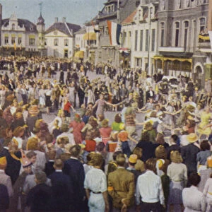 Crowds on the streets of Eindhoven, Netherlands, celebrating their liberation by British troops, World War II, September 1944 (photo)