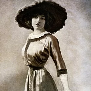 Portrait of Emilie Bouchaud, at the waist of Polar Wasp, around 1909 (b/w photo)