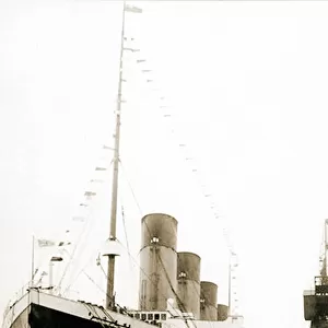 RMS Titanic departing from Southanpton on her maiden voyage, April 5, 1912 (b / w photo)