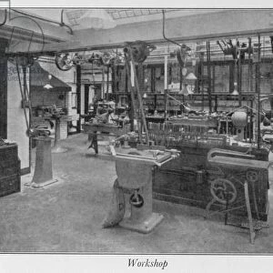 Royal Institution basement workshop, 1930s (b / w photo)