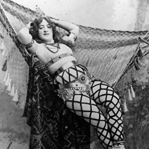 Sarah Brown Posing as Cleopatra for the Bal des Quat z arts, 1893 (b / w photo)