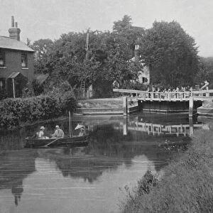 Sonning Lock, on the Thames (b / w photo)