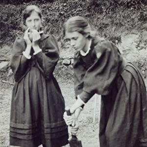 Virginia and Vanessa Stephen, in St. Ives, 1894 (b / w photo)