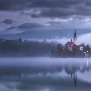 Fog and blue in the Bled lake 7R49904