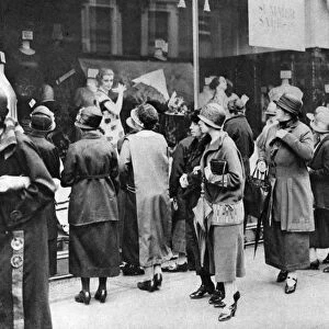 Shoppers in Kensington High Street, London, 1926-1927
