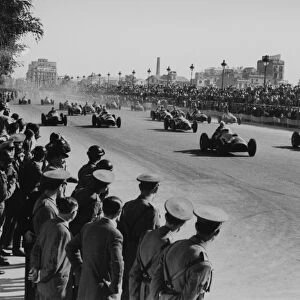 1951 Spanish Grand Prix: Alberto Ascari leads at the start, action