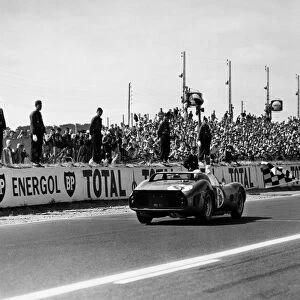 1962 Le Mans 24 hours: Olivier Gendebien / Phil Hill, 1st position, crosses the finishing line and takes the chequered flag, action