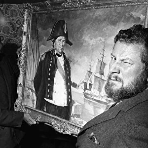 Peter Ustinov actor went to Simpsons of Piccadilly to look at a painting of him as