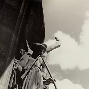 Album "Parigi (giugno-luglio 1936)": statue of a female figure on one side of Paris