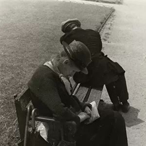 Album "Parigi (giugno-luglio 1936)": people sleeping on a bench in Paris