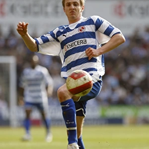 kevin Doyle controls the ball against Liverpool