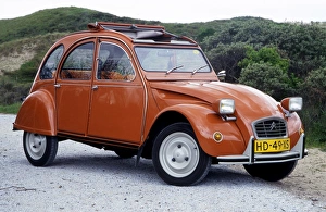 <b class=qtipBold><figcaption>Citroen 2CV French</figcaption></b><br><br><em>© Copyright Car Photo Library - All Rights Reserved</em> Citroen 2CV French